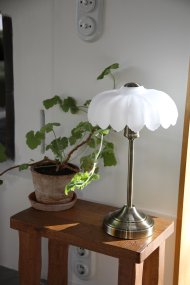 Kurage 43cm Laiton antique/blanc De Markslöjd - Lampe de table classique avec un pied en laiton vieilli et un abat-jour d&eacute;coratif en verre opale blanc.