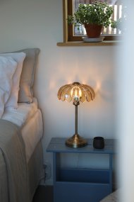 Kurage 43cm Laiton antique/ambre De Markslöjd - Lampe de table classique avec un pied en laiton vieilli et un abat-jour d&eacute;coratif en verre ambr&eacute;.