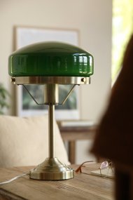 Aurelia 40cm Laiton antique/vert De Markslöjd - La lampe est fournie avec un c&acirc;ble transparent de 2 m, un interrupteur et une prise secteur.