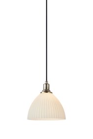 Ro Ø18 Blanc lampe de fenêtre De Markslöjd - Ro devient ainsi un &eacute;l&eacute;ment d&eacute;coratif central pr&egrave;s de la fen&ecirc;tre et cr&eacute;e une ambiance chaleureuse et accueillante dans la pi&egrave;ce.