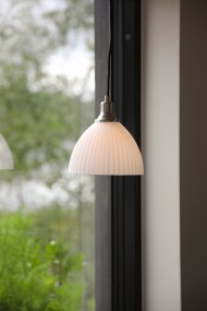 Ro Ø18 Blanc lampe de fenêtre De Markslöjd - Ro devient ainsi un &eacute;l&eacute;ment d&eacute;coratif central pr&egrave;s de la fen&ecirc;tre et cr&eacute;e une ambiance chaleureuse et accueillante dans la pi&egrave;ce.