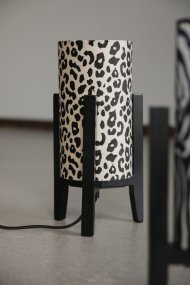 Eruca 34cm Léopard lampe de table De Markslöjd - Elle est fournie avec un c&acirc;ble en tissu noir de 2 m&egrave;tres, un interrupteur et une prise.