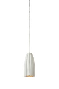 Clay Ø8 Blanc lampe de fenêtre De Markslöjd - Clay est une &eacute;l&eacute;gante lampe de fen&ecirc;tre en c&eacute;ramique blanche, aux courbes douces et &agrave; la surface orn&eacute;e de rainures d&eacute;coratives.
