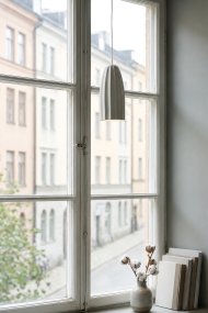 Clay Ø8 Blanc lampe de fenêtre De Markslöjd - Clay est une &eacute;l&eacute;gante lampe de fen&ecirc;tre en c&eacute;ramique blanche, aux courbes douces et &agrave; la surface orn&eacute;e de rainures d&eacute;coratives.