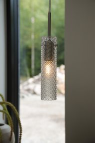 Vibia Ø5 Transparent lampe de fenêtre De Markslöjd - L'abat-jour en verre d&eacute;poli est associ&eacute; &agrave; une suspension longue et &eacute;troite en nickel satin&eacute;, soulignant le caract&egrave;re moderne et &eacute;l&eacute;gant de la lampe.