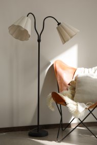 Veya 2 Noir lampadaire De Markslöjd - Veya est un lampadaire &eacute;l&eacute;gant dot&eacute; d'un pied en m&eacute;tal noir et de deux abat-jour en tissu beige cr&eacute;ant un contraste subtil.