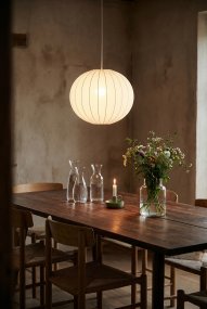 Solia Ø50 Blanc De Markslöjd - Son abat-jour en tissu blanc de 50 cm de diam&egrave;tre diffuse une lumi&egrave;re douce et agr&eacute;able, harmonieusement r&eacute;partie dans la pi&egrave;ce.