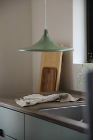 Beam Ø37 Vert De Markslöjd - Son module LED int&eacute;gr&eacute; diffuse une lumi&egrave;re blanche chaude &agrave; 3000 K et dispose d'une fonction de variation d'intensit&eacute; &agrave; 3 niveaux.