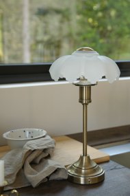 Kurage 35cm Laiton antique/blanc portable De Markslöjd - Kurage est fournie avec une base de chargement et est id&eacute;ale pour la table &agrave; manger, une table d'appoint ou comme &eacute;clairage d'ambiance lorsque vous souhaitez &eacute;viter les c&acirc;bles.