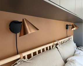 Tratt Micro IP20 cuivre brut applique murale De Westal - Gr&acirc;ce &agrave; son abat-jour orientable, elle convient aussi bien comme lampe de lecture que comme lampe de chevet.