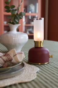 Frida 22cm rouge foncé portable De PR Home - Elle cr&eacute;e une ambiance chaleureuse et accueillante gr&acirc;ce &agrave; une temp&eacute;rature de couleur d'environ 2&nbsp;000&nbsp;Kelvins et un flux lumineux de 20 &agrave; 40&nbsp;lumens, selon l'intensit&eacute;.