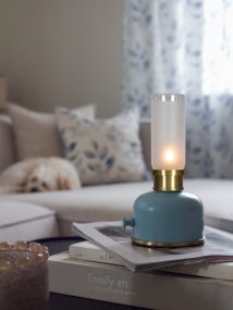Frida 22cm Bleu portable De PR Home - Elle cr&eacute;e une ambiance chaleureuse et accueillante gr&acirc;ce &agrave; une temp&eacute;rature de couleur d'environ 2&nbsp;200&nbsp;Kelvins et un flux lumineux de 20 &agrave; 40&nbsp;lumens, selon l'intensit&eacute;.