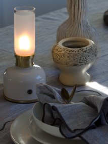 Frida 22cm Blanc portable De PR Home - Elle cr&eacute;e une ambiance chaleureuse et accueillante gr&acirc;ce &agrave; une temp&eacute;rature de couleur d'environ 2&nbsp;000&nbsp;Kelvins et un flux lumineux de 20 &agrave; 40&nbsp;lumens, selon l'intensit&eacute;.