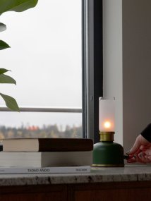 Frida 22cm vert foncé portable De PR Home - Elle cr&eacute;e une ambiance chaleureuse et accueillante gr&acirc;ce &agrave; une temp&eacute;rature de couleur d'environ 2&nbsp;000&nbsp;Kelvins et un flux lumineux de 20 &agrave; 40&nbsp;lumens, selon l'intensit&eacute;.