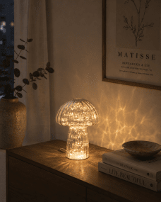 Svamp 23cm Bleu lampe de table De Pixie Design - Gr&acirc;ce &agrave; sa bande LED int&eacute;gr&eacute;e, elle diffuse une lumi&egrave;re douce et chaleureuse qui sublime n'importe quelle pi&egrave;ce.