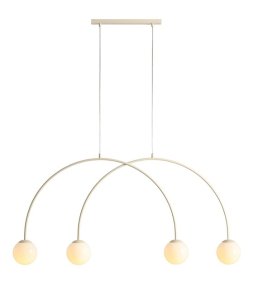 Una 130cm Blanc crémeux suspension De Artera - L'association du métal blanc crème et des abat-jour en verre blanc crée un contraste harmonieux et apporte une touche d'élégance moderne à n'importe quelle pièce.