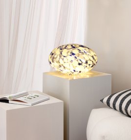 Sten 15cm Bleu/Blanc lampe de table De Pixie Design - Gr&acirc;ce &agrave; la guirlande lumineuse de 50 petites ampoules, elle diffuse une belle lumi&egrave;re autour d'elle.