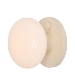 Flo Ø20 Blanc crémeux applique murale De Artera - L'applique Flo, en m&eacute;tal couleur cr&egrave;me avec un abat-jour en verre blanc, pr&eacute;sente un design moderne et &eacute;l&eacute;gant qui diffuse une lumi&egrave;re douce et agr&eacute;able.