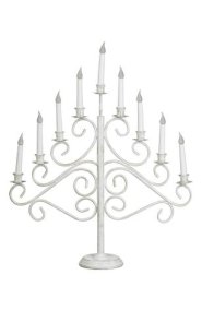 Smide 9 Blanc De Pixie Design - Un chandelier &eacute;l&eacute;gant et rustique en fer forg&eacute; &agrave; neuf bras, dans une combinaison de blanc et d'or antique.