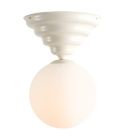 Wave Ø30 Blanc crémeux plafonnier De Artera - Il est doté d'une poignée blanc crème au design légèrement ondulé et d'un abat-jour rond en verre blanc qui diffuse une lumière agréable et uniforme dans toute la pièce.