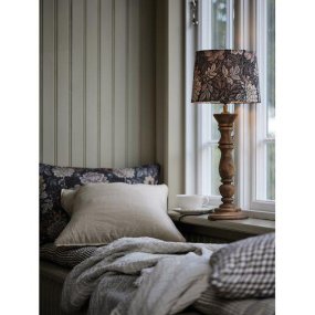 Lodge 60cm Brun lampe de table De PR Home - La lampe de table Lodge a un style classique avec de belles formes.