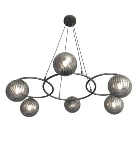 Libra 88cm Couleur fumée suspension De Emibig Lighting - Il se compose de trois anneaux qui donnent une expression l&eacute;g&egrave;re et harmonieuse, tandis que les abat-jour en verre fum&eacute; diffusent une lumi&egrave;re chaude et agr&eacute;able qui cr&eacute;e une belle atmosph&egrave;re.