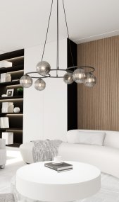 Libra 88cm Couleur fumée suspension De Emibig Lighting - Il se compose de trois anneaux qui donnent une expression l&eacute;g&egrave;re et harmonieuse, tandis que les abat-jour en verre fum&eacute; diffusent une lumi&egrave;re chaude et agr&eacute;able qui cr&eacute;e une belle atmosph&egrave;re.