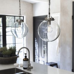 Normandy Ø30 Argent suspension De PR Home - Les deux versions sont dot&eacute;es d'un d&ocirc;me en verre transparent souffl&eacute; &agrave; la bouche et de d&eacute;tails en m&eacute;tal.