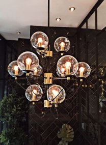 Perla 12 Ø78 Noir/laiton suspension De Hallbergs - Les dimensions de la lampe restent constantes ; seule la longueur du pied est disponible en différentes longueurs, ce qui vous permet de l’ajuster facilement lors de l’installation.