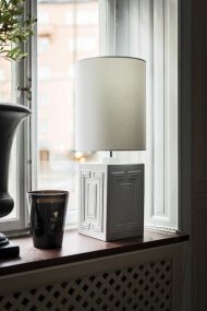 Stucco 48cm Blanc mat pied de lampe De Hallbergs - Stucco est une base de lampe moderne avec un design élégant.