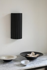 Legacy 30cm Noir applique murale De Hallbergs - La source lumineuse est montée à l'arrière, ce qui diffuse la lumière vers le haut et vers le bas sur le mur.