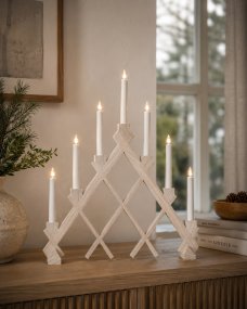 Rut Tache blanche De Star Trading - Ce bougeoir intemporel, id&eacute;al pour l'Avent, trouvera parfaitement sa place sur une fen&ecirc;tre, un bureau ou une table d'appoint, cr&eacute;ant une ambiance conviviale durant la p&eacute;riode de No&euml;l.