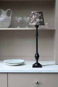 Charlstone 50cm Svart pied de lampe De Hallbergs - Charlstone &auml;r en elegant lampfot i metall med en klassisk och tidl&ouml;s design.