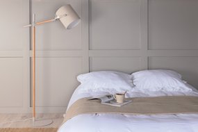 Dennis Beige/bois lampadaire De Venture Design - Dennis est un lampadaire moderne dot&eacute; d'une tige r&eacute;glable et d'un abat-jour en lin beige, diffusant une lumi&egrave;re douce et agr&eacute;able.