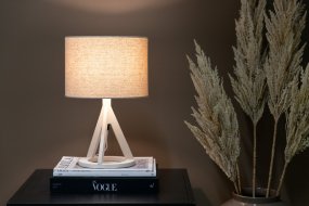 Kona 50cm Blanc De Venture Design - La lampe de table Kona est dot&eacute;e d'un &eacute;l&eacute;gant support en bois blanc &agrave; trois pieds et d'une base ronde, ainsi que d'un abat-jour en lin beige qui lui conf&egrave;re une douce lumi&egrave;re.