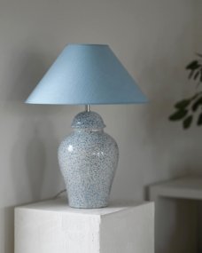 Ming 50cm Ljusblå pied de lampe De Hallbergs - Ming passar fint p&aring; exempelvis en byr&aring;, ett sidobord eller i ett st&ouml;rre f&ouml;nster och blir en dekorativ detalj i rummet.