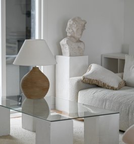 Romero 50cm Sable noir pied de lampe De Hallbergs - La forme ronde et le motif décoratif à rayures créent une belle atmosphère dans la pièce.