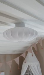 Mamsell Ø45 Blanc plafonnier De Aneta Lighting - Le plafonnier Mamsell est recouvert d'un tissu extensible finement plissé, qui fournit une lumière agréable et légèrement tamisée.