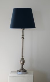 Charlstone 50cm Antiksilver pied de lampe De Hallbergs - Den antika silverfinishen tillf&ouml;r en varm ton och g&ouml;r Charlstone enkel att kombinera med olika f&auml;rger och material.
