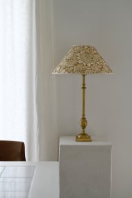 Charlstone 50cm Mässing pied de lampe De Hallbergs - M&auml;ssingsfinishen tillf&ouml;r en varm ton och g&ouml;r Charlstone enkel att kombinera med olika f&auml;rger och material.