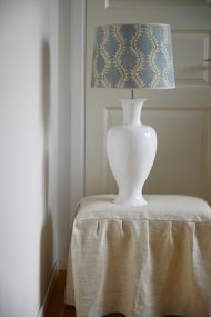 Mindy 50cm Vit pied de lampe De Hallbergs - Denna eleganta lampfot i keramik har en mjuk, klassisk form och blank vit finish som ger ett varmt och stilrent uttryck.