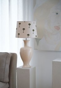 Mindy 50cm Beige pied de lampe De Hallbergs - Denna eleganta lampfot i keramik har en mjuk, klassisk form och en blank kr&auml;mbeige finish som ger ett varmt och stilrent uttryck.