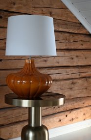 Harmony 40cm Mörkgul pied de lampe De Hallbergs - Harmony lampfot &auml;r en dekorativ lampfot i keramik med en mjuk, rundad form och vackert r&auml;fflad struktur.
