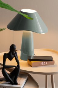 Ameno 33cm Bleu lampe de table De Leitmotiv - Ameno est une lampe de table élégante en métal, avec une finition bleu-vert brillante et mate, créant une ambiance douce et harmonieuse.