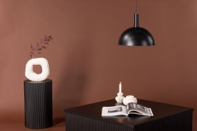 Narbonne Ø35 Noir suspension De Venture Design - Ce luminaire trouvera parfaitement sa place au-dessus de la table &agrave; manger, dans l'entr&eacute;e ou dans la chambre&nbsp;; &agrave; vous de choisir&nbsp;!