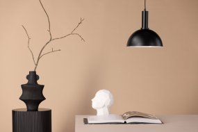 Narbonne Ø25 Noir suspension De Venture Design - Ce luminaire trouvera parfaitement sa place au-dessus de la table &agrave; manger, dans l'entr&eacute;e ou dans la chambre&nbsp;; &agrave; vous de choisir&nbsp;!