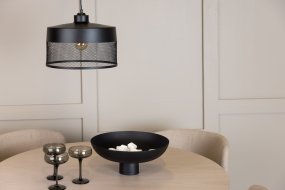 Toulon Ø33 Noir suspension De Venture Design - Placez-la au-dessus de votre table &agrave; manger ou de votre table basse et recevez un magnifique d&eacute;tail d&eacute;coratif &agrave; l'achat.