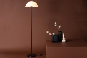 Ferrand Noir lampadaire De Venture Design - Livr&eacute; avec un c&acirc;ble noir, un interrupteur &agrave; pied et une prise.