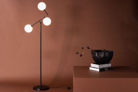 Marsan Noir lampadaire De Venture Design - Nous vous recommandons de placer la lampe dans un coin du salon pour une touche d&eacute;corative suppl&eacute;mentaire et une lumi&egrave;re chaleureuse.