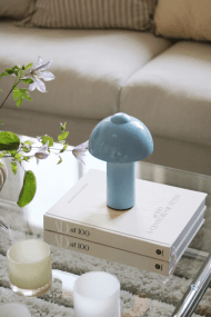 Buddy 25cm bleu clair portable De Globen Lighting - Gr&acirc;ce &agrave; son indice de protection IP44, elle est id&eacute;ale pour une utilisation int&eacute;rieure et ext&eacute;rieure, mais il est recommand&eacute; de la ranger &agrave; l'int&eacute;rieur lorsqu'elle n'est pas utilis&eacute;e.